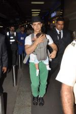 Aamir Khan snapped with baby Azad on 5th Aug 2012 (16).JPG